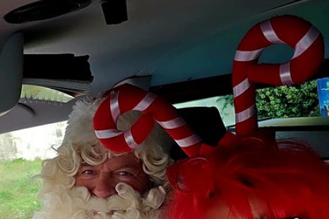 der Weihnachtsmann mit seiner Elfi